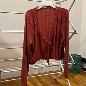 Cropped shirt front tie